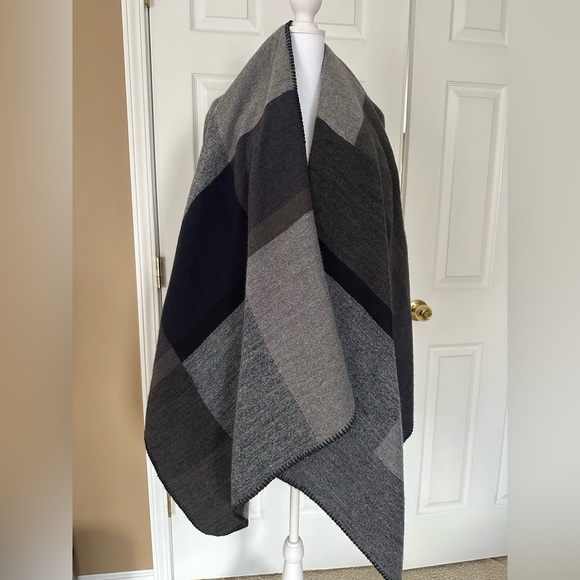 Gray and Black Poncho/Shawl/Wrap/Ruana Like New! - Picture 2 of 3